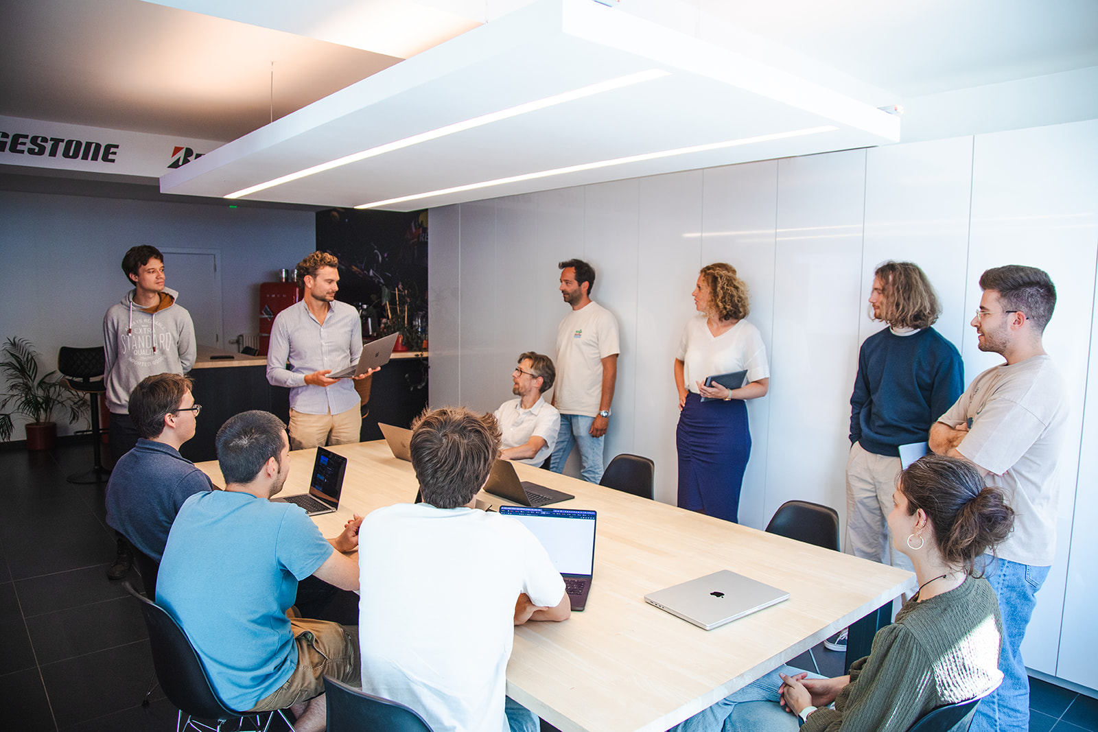 Het team van Aware tijdens een vergadering